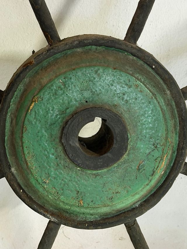 Rueda de barco antiguo gigante