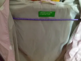 Chubasquero Benetton lunares 13-14 años