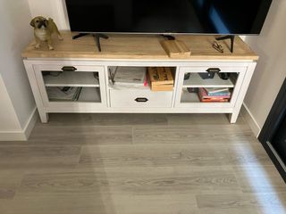 Mueble de TV blanco y madera