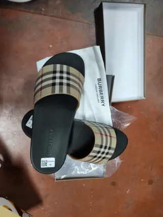 Chanclas Burberry Beige/Negro Talla 45