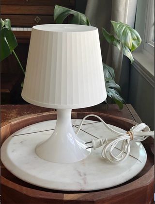 Lámpara de mesa Ikea blanca