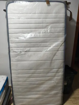 Colchón y cama tapizada