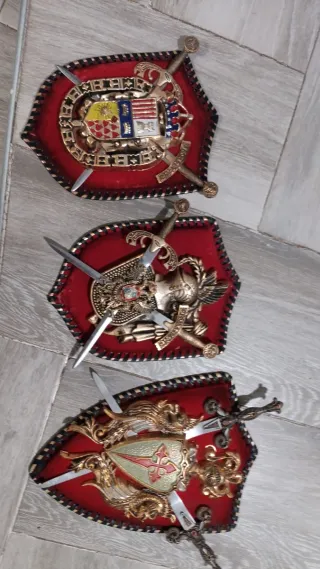 Escudos decorativos con espadas
