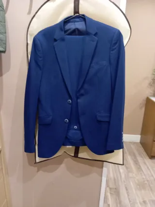 Traje azul oscuro