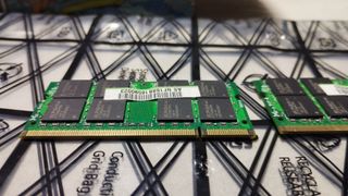 2x Elpida GDDR2 2GB 667MHz RAM