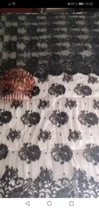 Mantilla negra con teja