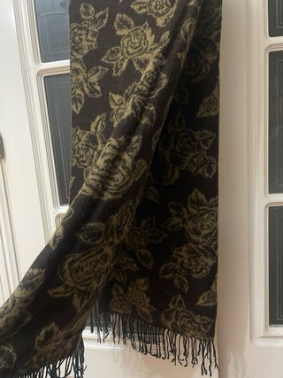 Bufanda reversible Cortefiel marrón de flores