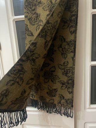 Bufanda reversible Cortefiel marrón de flores