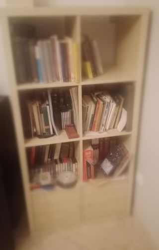 Biblioteca de madera y papel