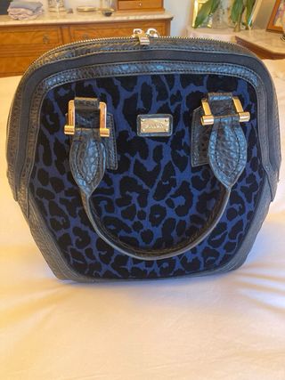 Bolso de mano azul y negro
