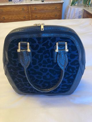 Bolso de mano azul y negro