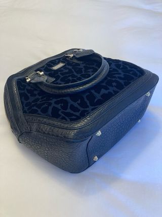 Bolso de mano azul y negro