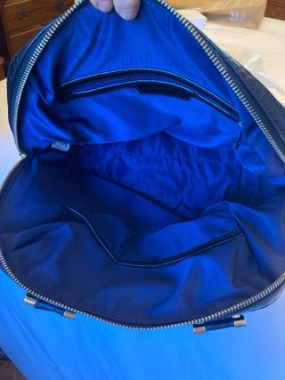 Bolso de mano azul y negro