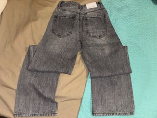 Pantalones vaqueros grises desgastados