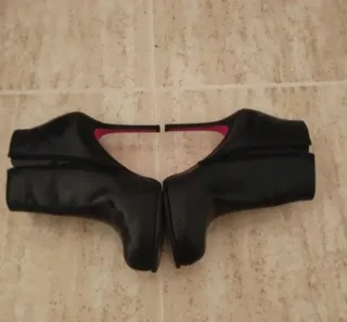 Botines negros con interior rosa