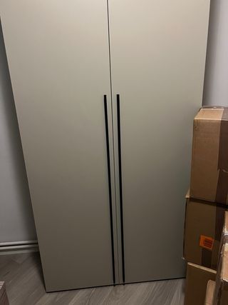 Armario de madera beige y marrón