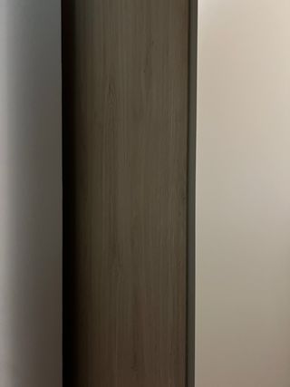 Armario de madera beige y marrón