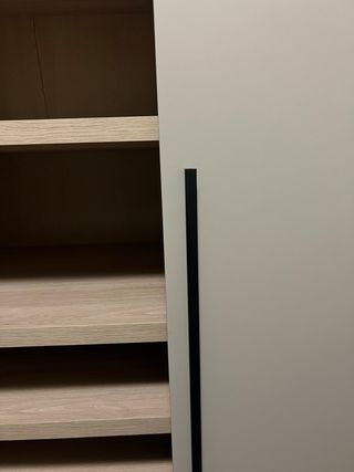 Armario de madera beige y marrón