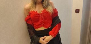 Top rosso con pizzo e lacci