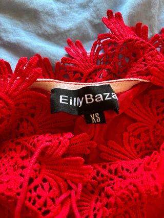 Top rosso con pizzo e lacci