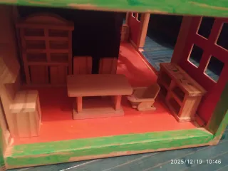 Ocasión, Casita de muñecas de madera pintada