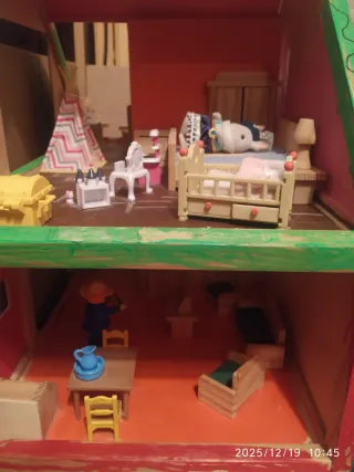 Ocasión, Casita de muñecas de madera pintada