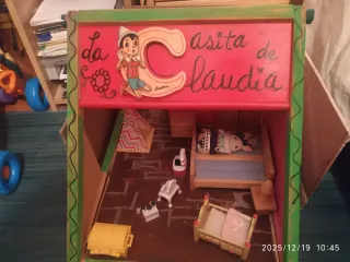 Ocasión, Casita de muñecas de madera pintada