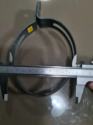 Brida ovalada Akrapovic de carbono