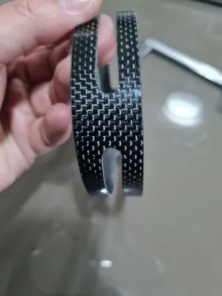 Brida ovalada Akrapovic de carbono