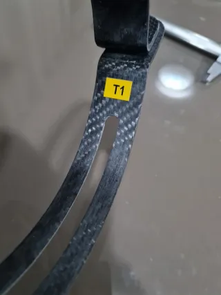 Brida ovalada Akrapovic de carbono