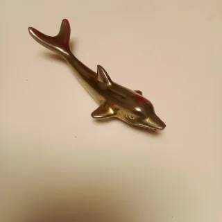 Figura de delfín de metal