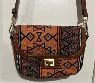 Bolso bandolera con estampado étnico