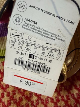 Sandalias de piel doradas Zara flor Talla 38