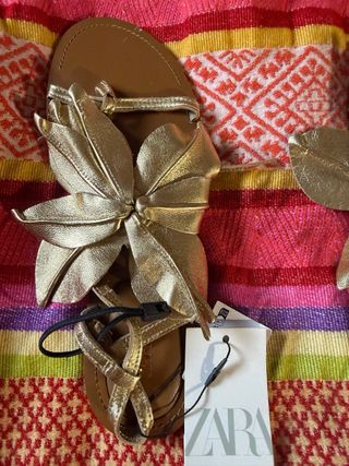 Sandalias de piel doradas Zara flor Talla 38