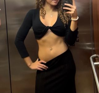 Crop top negro manga larga escote