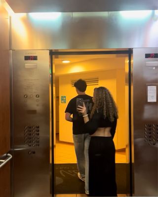 Crop top negro manga larga escote