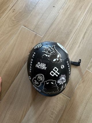 Casco Bern snowboard skate sci con adesivi