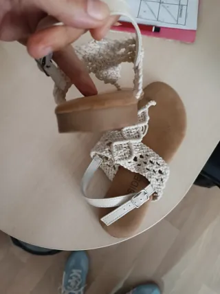 Sandalias beige y blancas con detalle de crochet