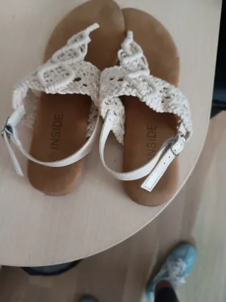 Sandalias beige y blancas con detalle de crochet