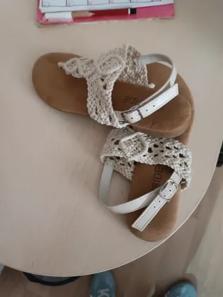 Sandalias beige y blancas con detalle de crochet