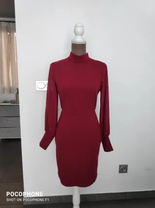 Vestido granate cuello alto manga transparente