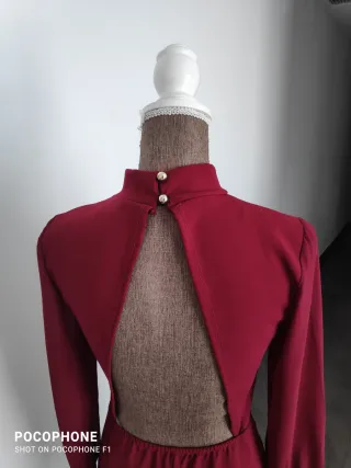 Vestido granate cuello alto manga transparente