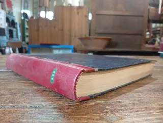 Livro antigo ilustrado sobre a Segunda Guerra Mund