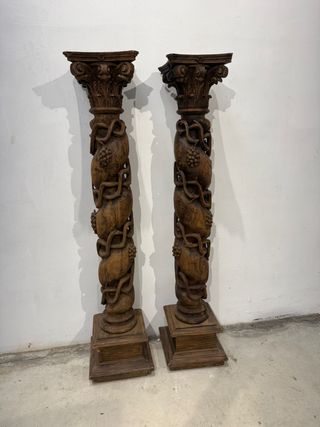 Coppia di colonne in legno intagliato con grappoli