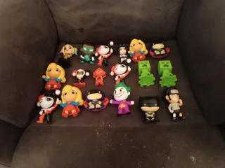 Lote 18 figuras coleccionables DC, Naruto...