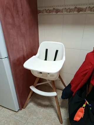 Trona de bebé blanca y madera