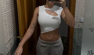 Top blanco asimétrico con abertura