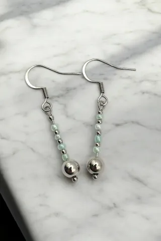 Pendientes elegantes plateados y verdes