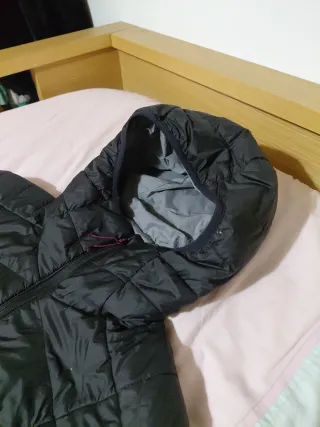 Cazadora negra con capucha