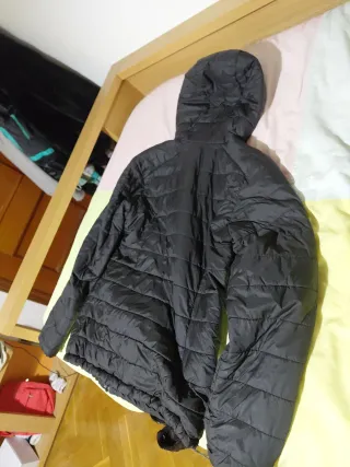 Cazadora negra con capucha